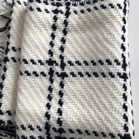 Banana Republic Knit Large Scarf - Picture 5 of 5